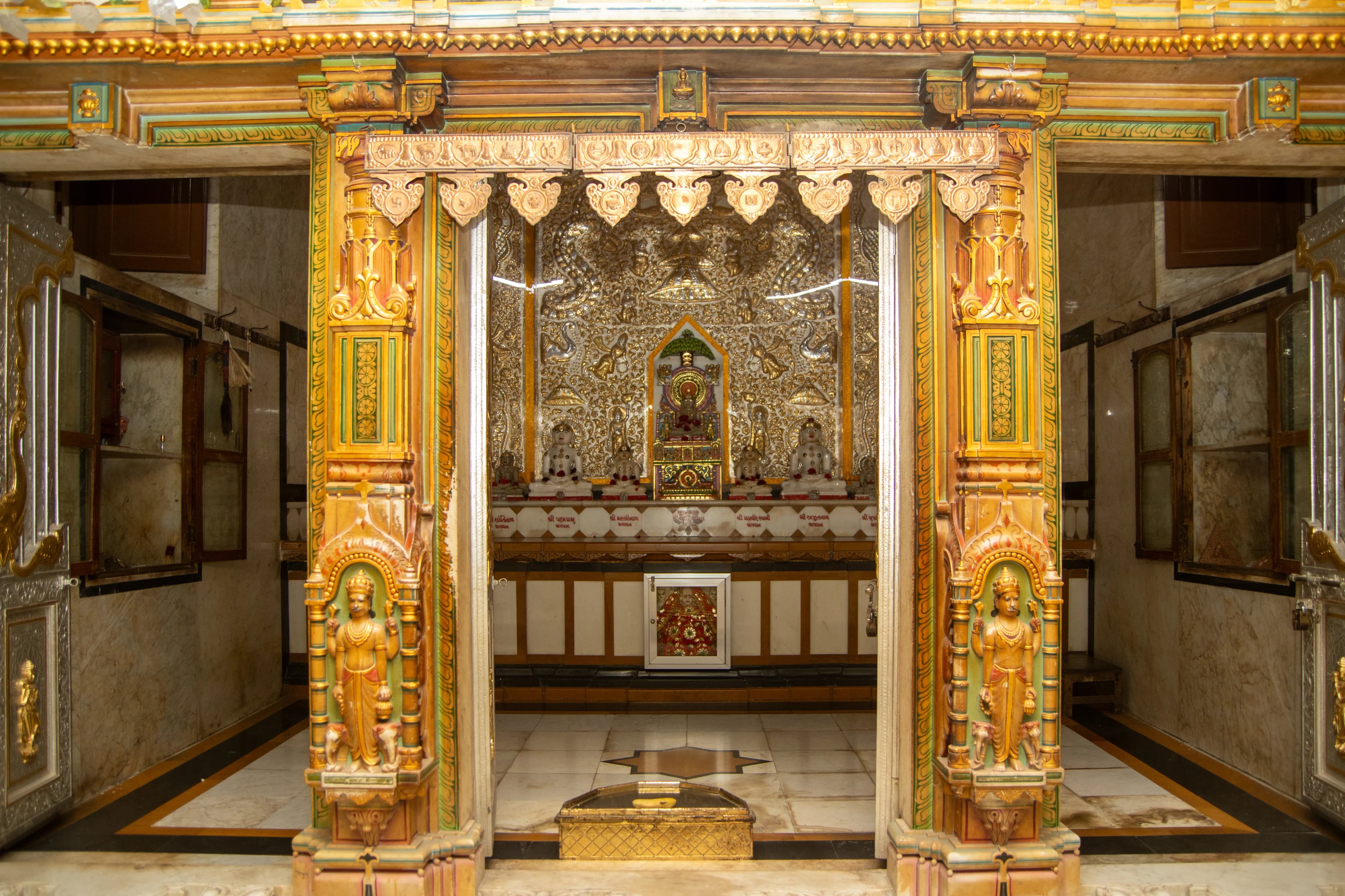 Shri Adeshwar Jain Derasar, Bhat Bazar